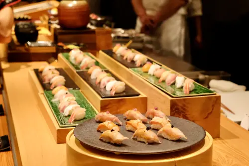 ▲到「旭集 和食集錦」可吃到師傅線捏的壽司，高達32款。（圖／記者葉盛耀攝）