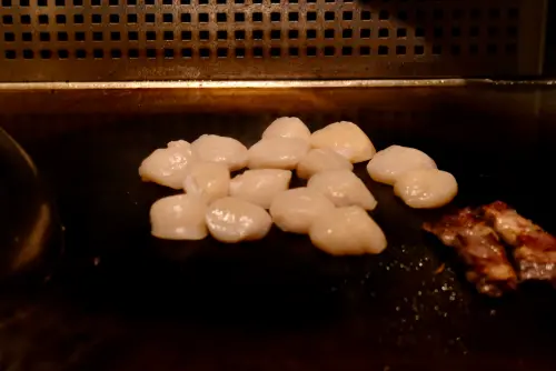 ▲鐵板燒區的現煎干貝，也是人氣菜色。（圖／記者葉盛耀攝）