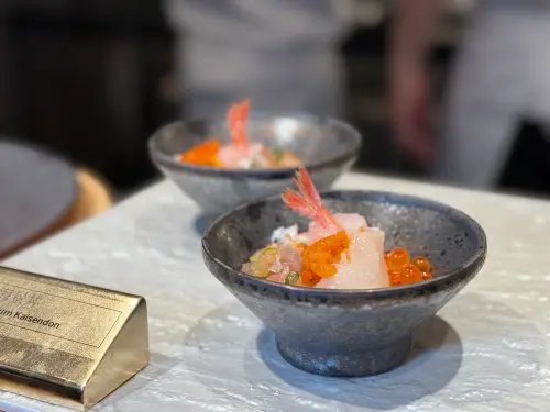 旭集微風店的限定菜色,包含一小盅卻富含9種海味的海景丼。(圖/記者葉盛耀攝) ▲旭集微風店的限定菜色,包含一小盅卻富含9種海味的海景丼。(圖/記者葉盛耀攝)