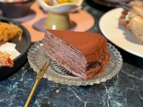 ▲「榛濃可可千層蛋糕」也是旭集微風店限定菜色。（圖／記者葉盛耀攝）