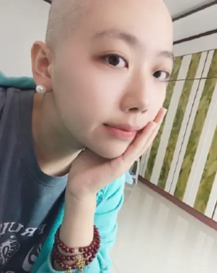 千千持續接受化療,蛋身體狀況越來越差,但她仍堅持著一絲希望,努力的活著,持續用勵志文字、影像來激勵其他病友。(圖/翻攝微博) ▲千千持續接受化療,蛋身體狀況越來越差,但她仍堅持著一絲希望,努力的活著,持續用勵志文字、影像來激勵其他病友。(圖/翻攝微博)