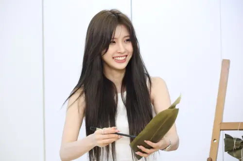 ▲全恩菲出席紅心字會的端午節活動擔任公益大使,向長輩學習包粽子。(圖/記者陳明安攝) ▲全恩菲出席紅心字會的端午節活動擔任公益大使,向長輩學習包粽子。(圖/記者陳明安攝)