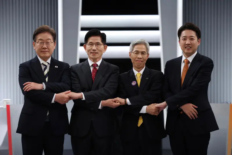 ▲27日正逢韓國總統大選電視辯論會,由左至右依序為共同民主黨候選人李在明、國民力量黨金文洙、民主勞動黨權英國、改革新黨李俊錫。(圖/美聯社/達志影像)