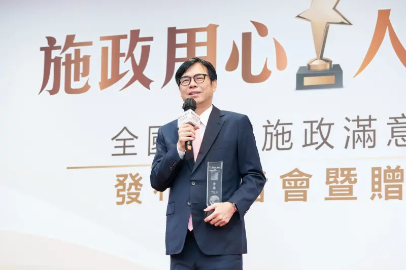 ▲高雄市長陳其邁以高滿意度蟬聯六都金獎，今天出席受獎表揚，他表示，高市府一定會上緊發條，拚搏到最後的一秒鐘，以回饋、報答市民朋友。（圖／高市府提供）