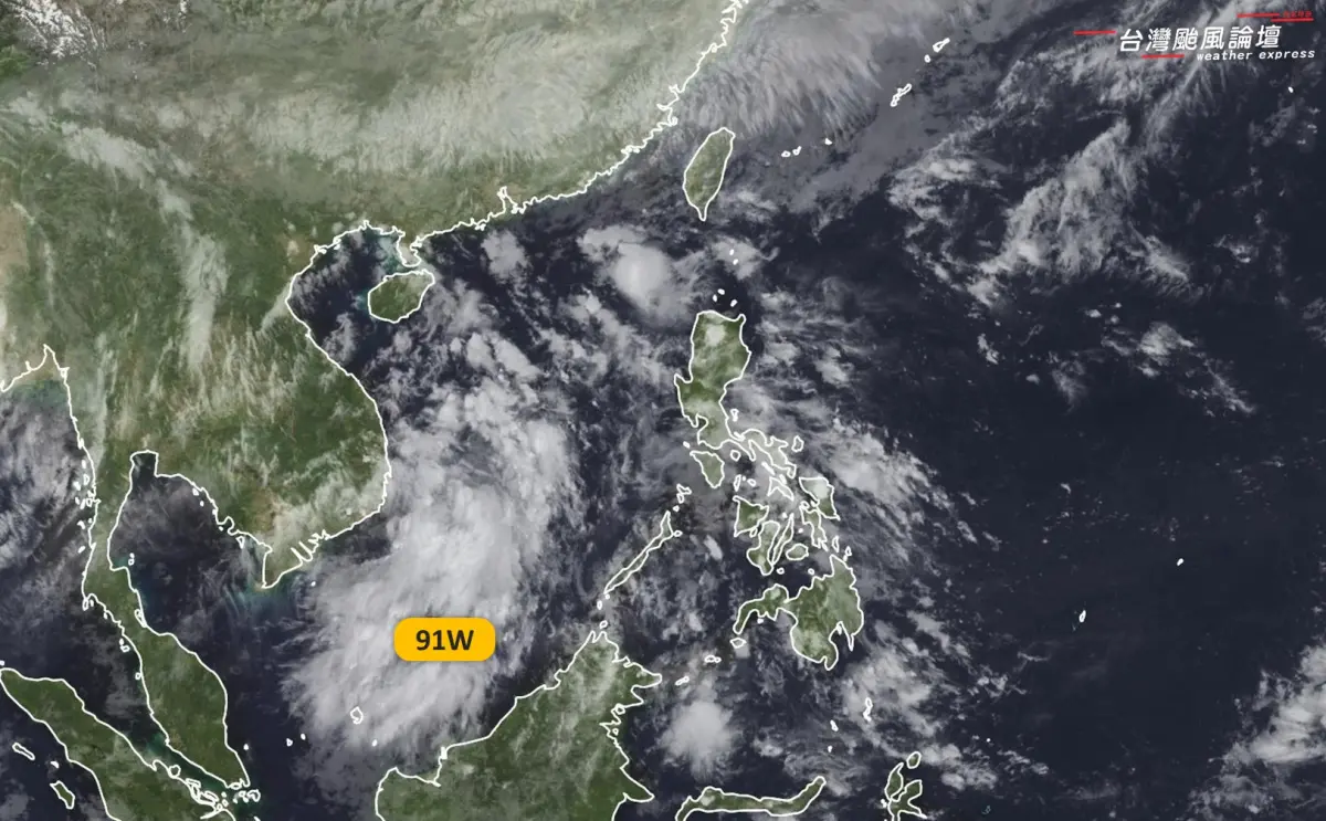 ▲越南東方有「熱帶擾動」發展，明天週四將配合梅雨鋒面，在台灣帶來非常顯著的劇烈降雨。（圖／「台灣颱風論壇｜天氣特急」臉書）