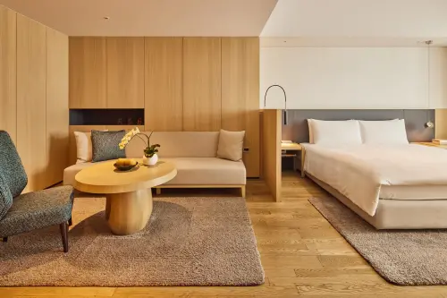 高雄晶英國際行館推出「倒數確幸限量住房專案」,於指定日期入住御典侶驛或御典雙驛,每晚僅需7,776元,三人同行,第三位可免費入住。(圖/高雄晶英提供) ▲高雄晶英國際行館推出「倒數確幸限量住房專案」,於指定日期入住御典侶驛或御典雙驛,每晚僅需7,776元,三人同行,第三位可免費入住。(圖/高雄晶英提供)