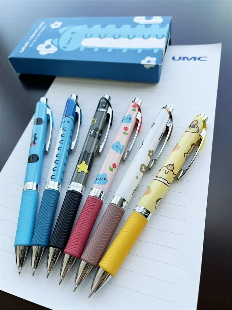 ▲聯電股東會紀念品，今年送「UMC x 咖波聯名限定鋼珠筆套組」。（圖／聯電提供）