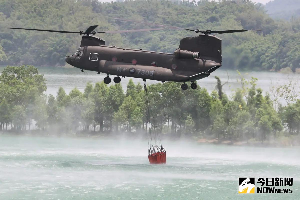 影／飛訓部CH-47SD直升機 烏山頭水庫演練吊掛灑水