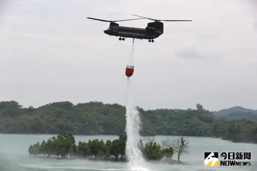 ▲CH-47SD直升機大型水袋一 次可裝載7600公升水量。（圖／記者莊全成攝，2025.05.28）