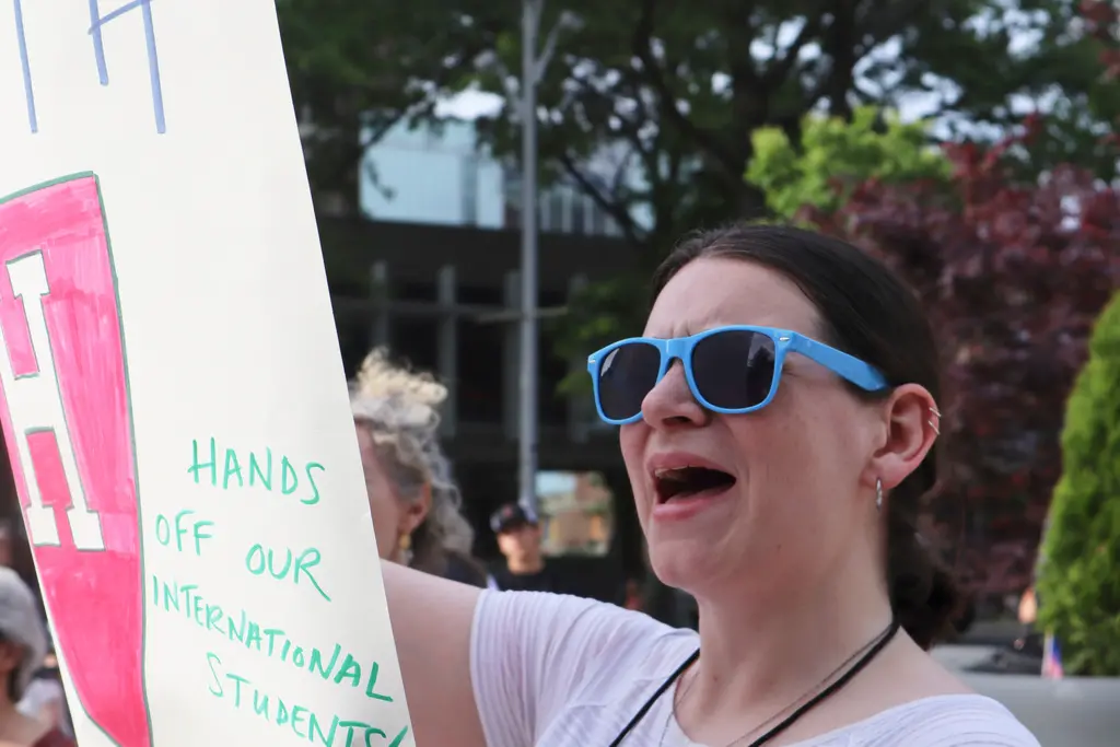 ▲哈佛大學學生27日在校園向美國總統川普示威抗議，聲援國際學生。（圖／美聯社／達志影像）