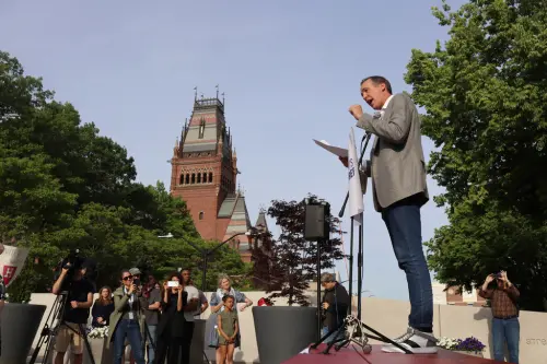▲哈佛大學學生27日在校園向總統川普示威抗議，聲援國際學生。圖為政治學教授恩諾斯（Ryan Enos）上台講話。（圖／美聯社／達志影像）