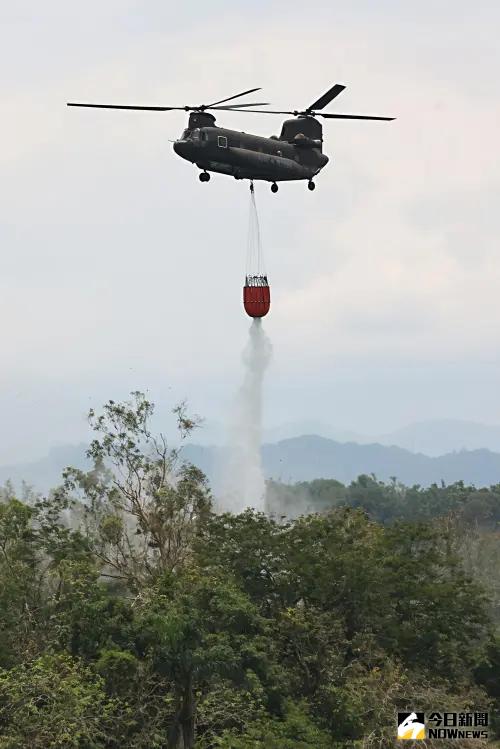 ▲直升機自水庫取水後，迅速飛抵小島上空精準灑水，展現快速滅火與定點滅火等戰術能力。（圖／記者莊全成攝，2025.05.28）