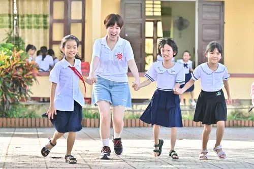 ▲孫可芳隨基金會探訪越南陪你長大計畫，所到之處都是孩子王，深受孩子喜愛。（圖／至善基金會）