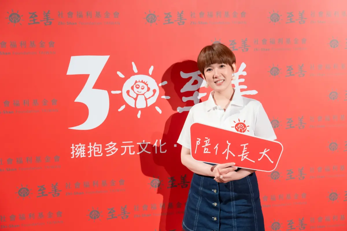 ▲孫可芳（如圖）隨基金會探訪越南「陪你長大計畫」，認養了越南女孩小妝，也讓她想到小時候因為爸媽車禍過世，在學校被笑是孤兒的感受。（圖／至善基金會）