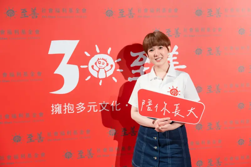 ▲孫可芳（如圖）隨基金會探訪越南「陪你長大計畫」，認養了越南女孩小妝，也讓她想到小時候因為爸媽車禍過世，在學校被笑是孤兒的感受。（圖／至善基金會）