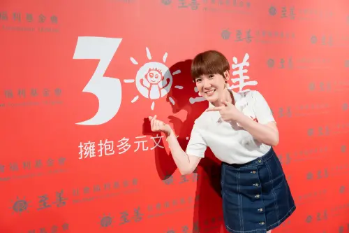 孫可芳隨基金會探訪越南陪你長大計畫,所到之處都是孩子王,深受孩子喜愛。(圖/至善基金會) ▲孫可芳隨基金會探訪越南陪你長大計畫,所到之處都是孩子王,深受孩子喜愛。(圖/至善基金會)