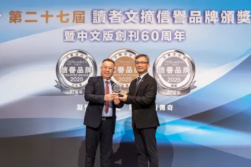 ▲歐德集團執行長陳國偉(左)從台北市副市長張溫德(右)手中接獲獎座。