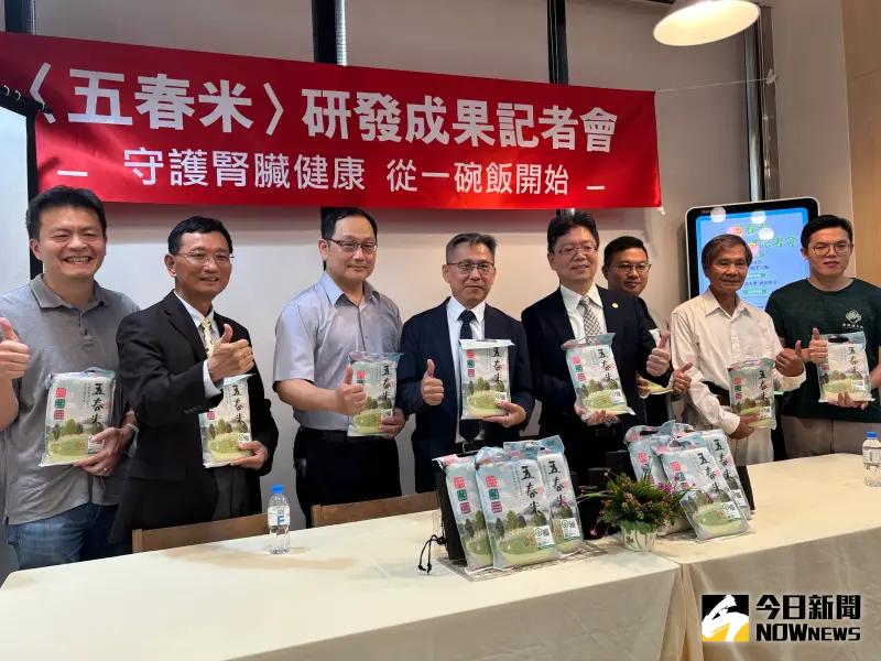 ▲由興大智耕團隊「腎食堂」成功研發的低蛋白五春米，正式上市。（圖／記者金武鳳攝，2025.5.28)