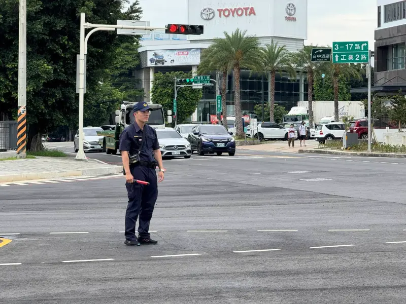 ▲第六警分局與交通局等單位立即於27日調整市政路綠燈秒數，延長工業區一路綠燈秒數（約75秒），以紓解壅塞情形。（圖/記者鄧力軍翻攝）
