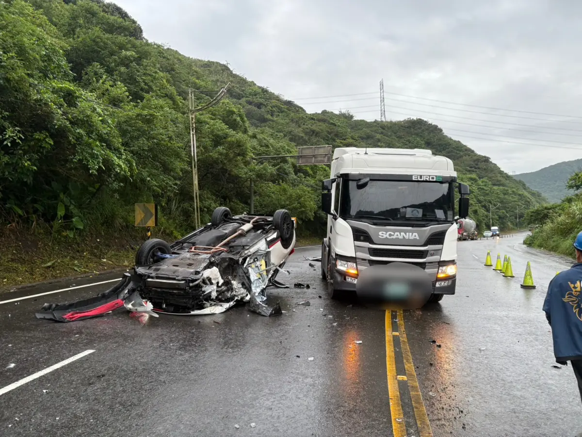 ▲基隆市安樂區北濱公路今（28）日清晨發生一起交通事故，轎車整台翻覆，駕駛酒駕被移送法辦。 （圖／警方提供）