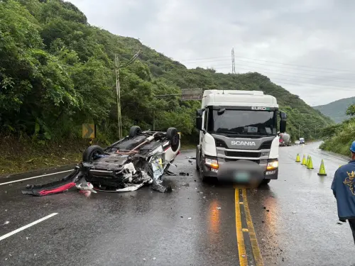 影/轎車突擦撞護欄再撞油罐車 肇事駕駛輕傷、酒駕移送法辦
