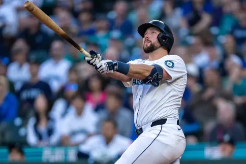 ▲西雅圖水手捕手Cal Raleigh今(28)日繳出單場雙響砲的驚人表現,搭配菜鳥投手Logan Evans的生涯代表作,助球隊以9:1大勝華盛頓國民,終止二連敗。Raleigh本季第19轟也超越Aaron Judge,僅落後大聯盟全壘打王大谷翔平一轟。(圖/路透/達志影像) ▲水手主戰捕手Cal Raleigh近期展現兇猛火力,在此系列戰中狂轟4支全壘打,近6場比賽已累積6轟,超越道奇球星大谷翔平,躍居全大聯盟全壘打榜首。(圖/路透/達志影像)