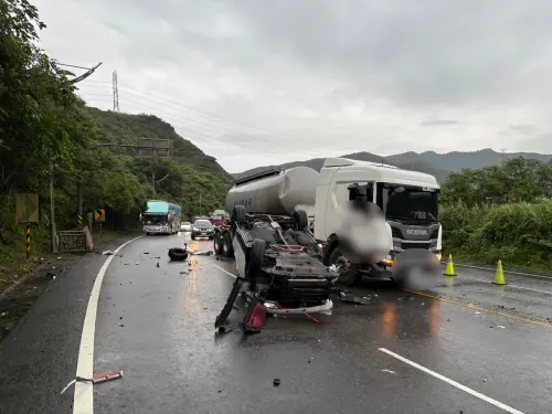 基隆市安樂區北濱公路今(28)日清晨發生一起交通事故,轎車整台翻覆,駕駛酒駕被移送法辦。 (圖/警方提供) ▲基隆市安樂區北濱公路今(28)日清晨發生一起交通事故,轎車整台翻覆,駕駛酒駕被移送法辦。 (圖/警方提供)