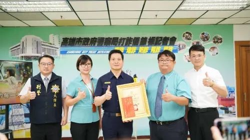 ▲中華郵政各家郵局,攔阻次數為高雄市金融機構中最多,尤以新興郵局表現最為亮眼,此次記者會由該郵局經理陳義文代表,分享攔阻防詐經驗。(圖/高市警局提供) ▲中華郵政各家郵局,攔阻次數為高雄市金融機構中最多,尤以新興郵局表現最為亮眼,此次記者會由該郵局經理陳義文代表,分享攔阻防詐經驗。(圖/高市警局提供)