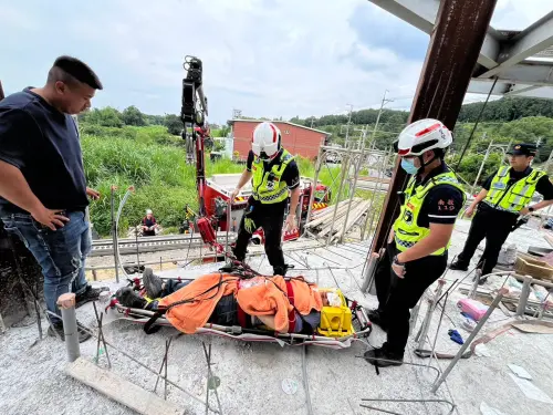 ▲南投縣竹山上午發生一起驚悚工安意外，一名工人不慎跌倒，導致鋼筋插入眼球，被緊急送醫。（圖／南投縣消防局提供）