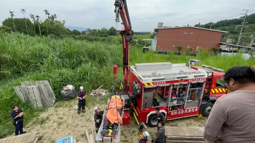 ▲南投縣竹山上午發生一起驚悚工安意外，一名工人不慎跌倒，導致鋼筋插入眼球，被緊急送醫。（圖／南投縣消防局提供）