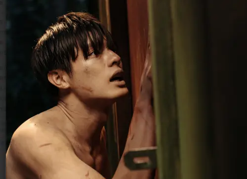 ▲邱以太在《山忌 黃衣小飛俠》，扮演遭遇山難的大學生，還必須為戲全裸。（圖／威視電影提供）