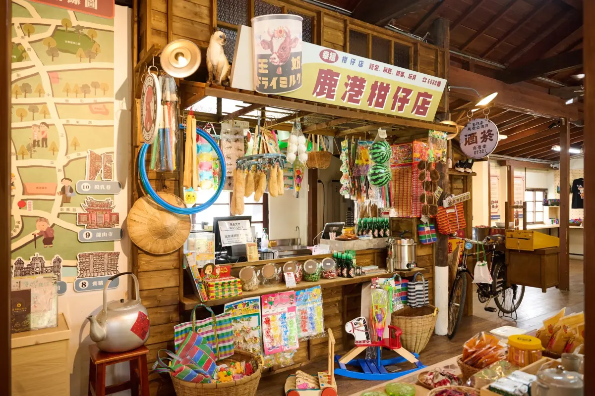 ▲鹿港在地打卡新地標「鹿港時代」正式開幕，裡頭集結在地多款伴手禮、蛋黃酥文創與懷舊遊戲體驗區。開幕首三日，天天免費送30顆新口味蛋黃酥。（圖／新口味食品行提供）