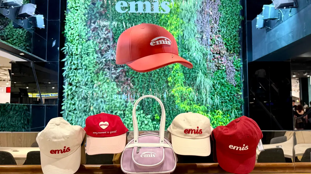 ▲BLACKPINK Lisa、韓韶禧都愛的韓國潮牌emis台灣首店在台中，勤美誠品懸掛巨型emis棒球帽，2025年新款愛心帽、保齡球包、玫瑰包袋等Top6必買推薦清單，免費拍貼開幕優惠一覽。（圖／記者蕭涵云攝）