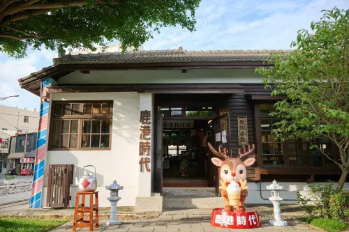 「鹿港時代」集結在地數十款伴手禮、蛋黃酥文創與懷舊遊戲體驗區,讓人重溫兒時的回憶。(圖/新口味食品行提供) ▲「鹿港時代」集結在地數十款伴手禮、蛋黃酥文創與懷舊遊戲體驗區,讓人重溫兒時的回憶。(圖/新口味食品行提供)