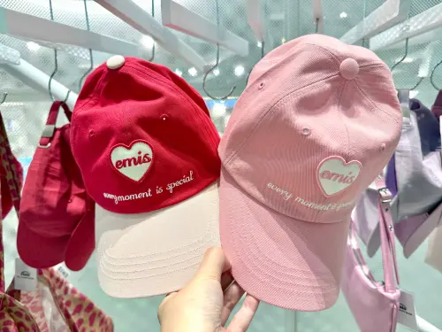 ▲2025年全新款式刺繡愛心帽，還有撞色設計必收。（圖／記者蕭涵云攝）