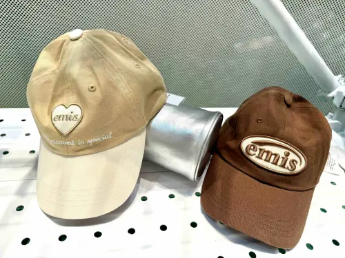 ▲韓國潮牌emis棒球帽最推薦，「誰戴誰小臉」。（圖／記者蕭涵云攝）