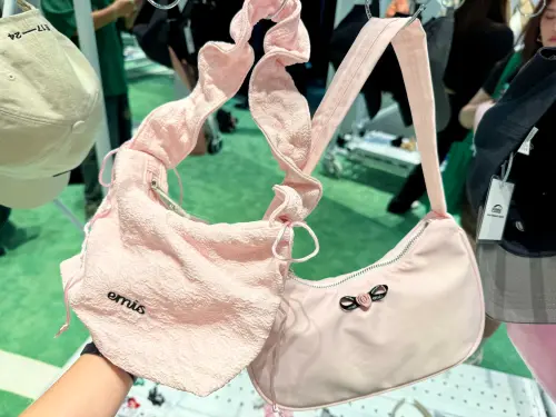 ▲最新「玫瑰系列肩背包」散發小女人的可愛感。（圖／記者蕭涵云攝）