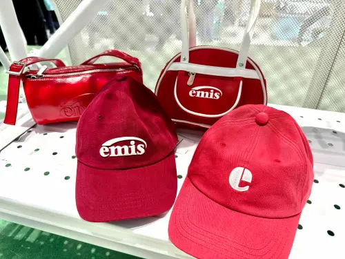 ▲撞色復古保齡球包有夠可愛，搭配emis經典紅帽，簡直絕配。（圖／記者蕭涵云攝）