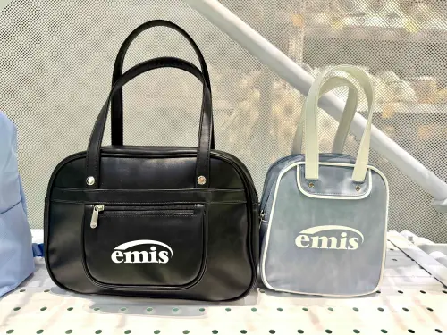 ▲emis最擅長的復古可愛包型，台灣首店現場各種款式顏色俱全。（圖／記者蕭涵云攝）