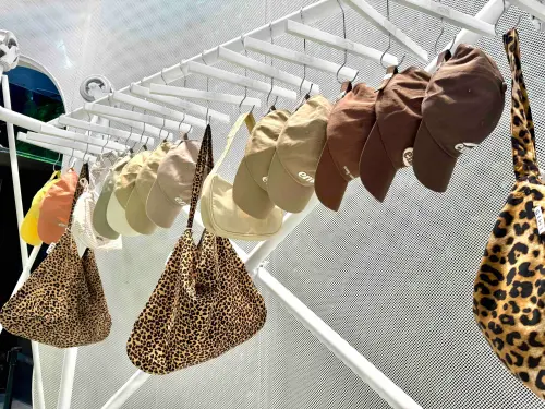 ▲韓星款必搶！韓韶禧揹紅的豹紋包，搭配大地色系帽款也很適合。（圖／記者蕭涵云攝）