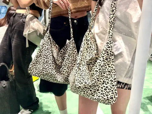 ▲小豹紋款式也十分搶手。（圖／記者蕭涵云攝）