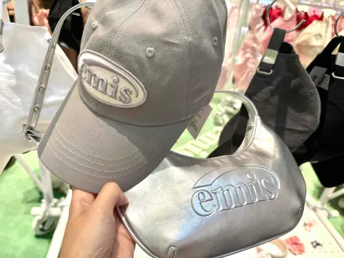 ▲銀灰色系帽款與包包，也是現場搶手的選擇。（圖／記者蕭涵云攝）