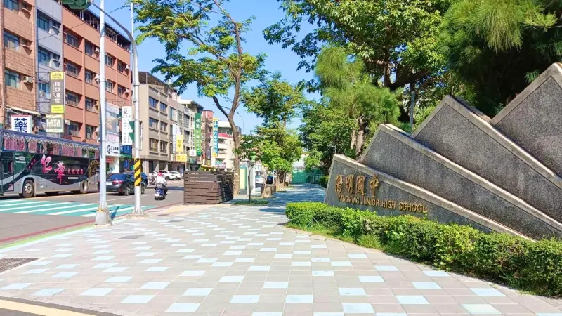 ▲陽明國中「通學步道」變身為社區的綠化亮點與特色景觀。（圖／高市府教育局提供）