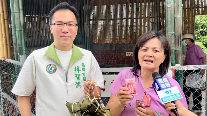 ▲市議員林智鴻攜手鳳山赤山文衡殿、文山里長黃惠玲推出限定「平安添財」祈福御守！端午節當天，於鳳山赤山龍目井現場分送給前來取午時水的民眾。（圖／市議員林智鴻辦公室提供）