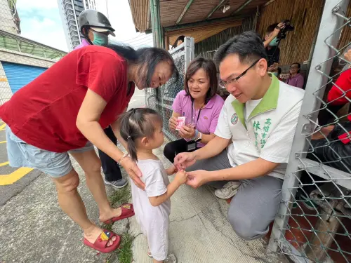 ▲市議員林智鴻將於端午節當天,來到赤山龍目井分送來取水的民眾「平安添財」祈福御守。(圖/市議員林智鴻辦公室提供) ▲市議員林智鴻將於端午節當天,來到赤山龍目井分送來取水的民眾「平安添財」祈福御守。(圖/市議員林智鴻辦公室提供)