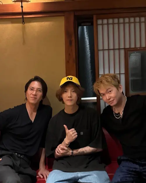 ▲鹿晗（中）與山下智久（左）似乎是和好友聚會，兩人還在餐廳點了紅酒來喝。（圖／鹿晗 IG）