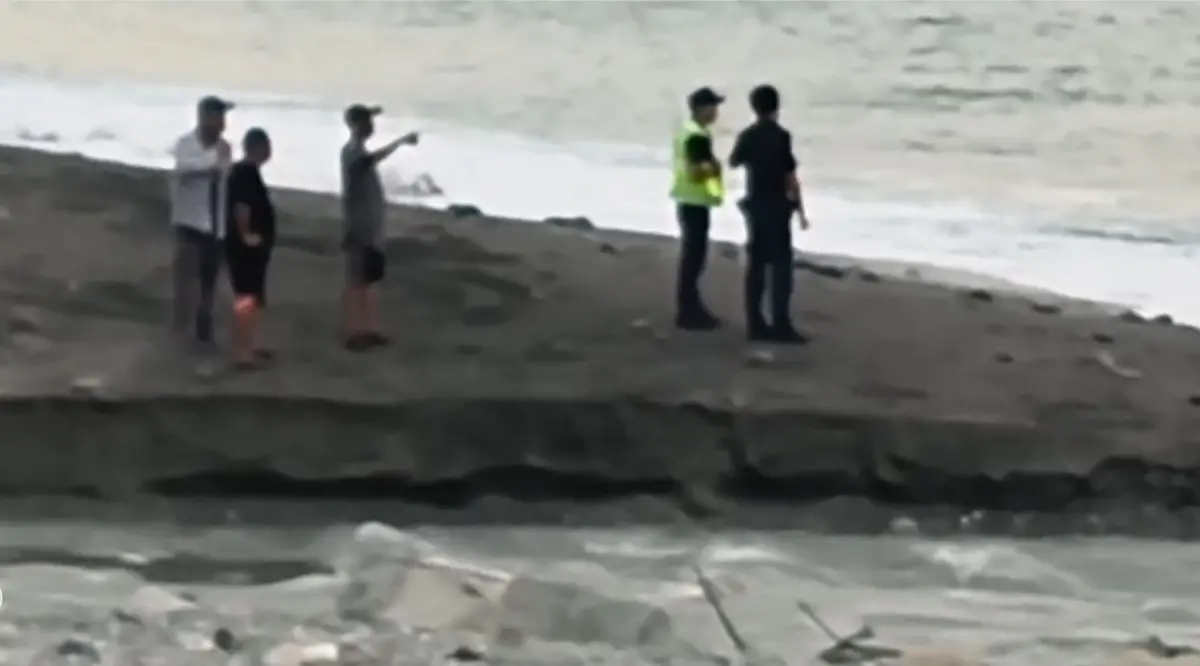 ▲ 台東太麻里溪北岸27日下午發生溺水意外，一名林姓小男孩，年約五、六歲，疑似不慎失足遭捲入海，1名釣客救人也失蹤。（圖／翻攝畫面）