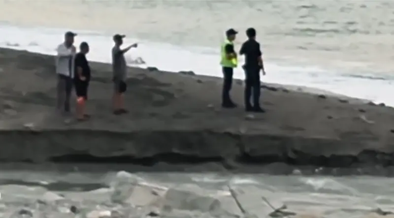 ▲ 台東太麻里溪北岸27日下午發生溺水意外，一名林姓小男孩，年約五、六歲，疑似不慎失足遭捲入海，1名釣客救人也失蹤。（圖／翻攝畫面）