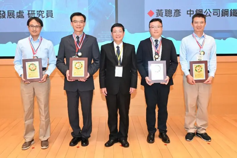▲中國工程師學會高雄市分會舉辦114年聯合年會，由中鋼公司總經理兼工程師學會高雄市分會理事長陳守道(中)頒獎表揚傑出工程師。(圖／中鋼公司提供)