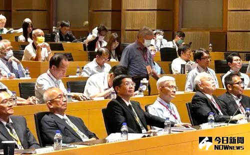▲中國工程師學會高雄市分會、中國電機工程學會高雄市分會及中國機械工程學會高雄市分會共同舉辦114年聯合年會,中鋼公司董事長黃建智(前排右3)到場致意。(圖/記者黃守作攝,2025.05.28) ▲中國工程師學會高雄市分會、中國電機工程學會高雄市分會及中國機械工程學會高雄市分會共同舉辦114年聯合年會,中鋼公司董事長黃建智(前排右3)到場致意。(圖/記者黃守作攝,2025.05.28)